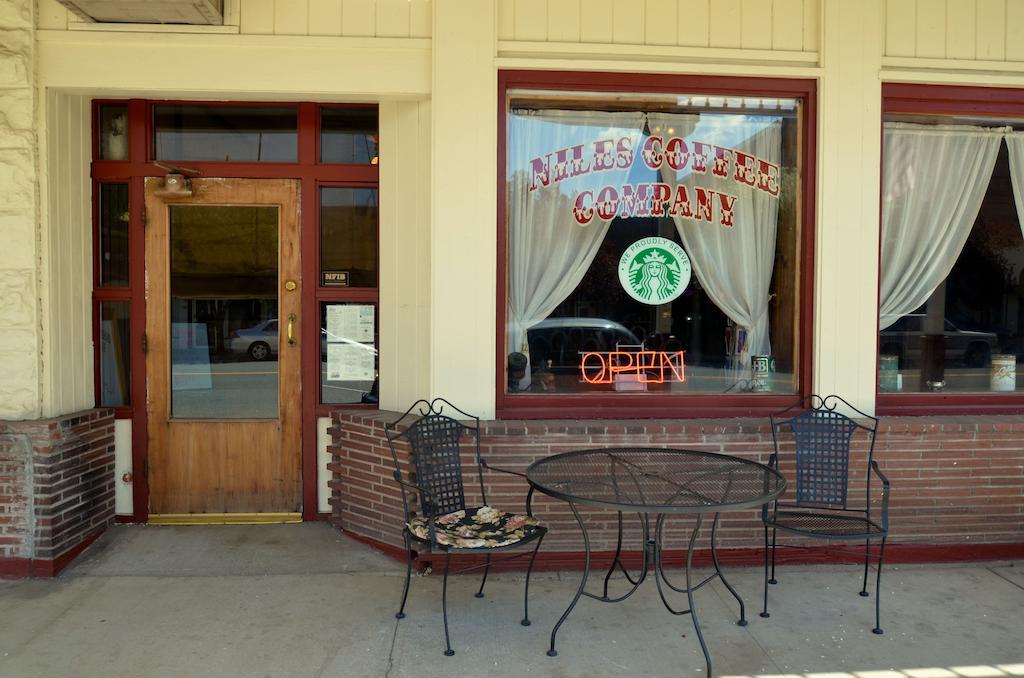 Hotel Niles Alturas Exterior photo